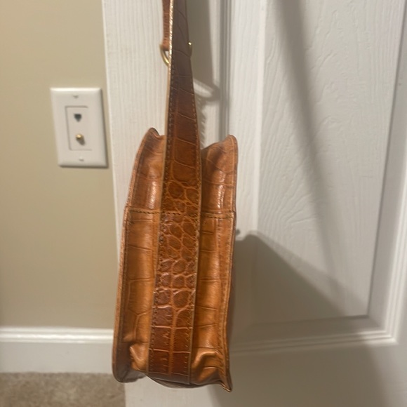 Oro Vittadini burnt orange embossed crocodile cross shoulder bag - Picture 4 of 8